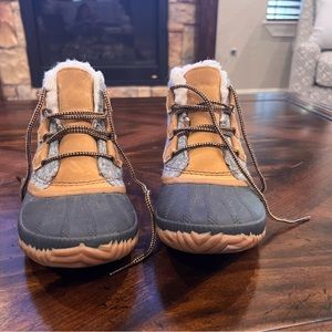 Sorel Womens Waterproof boots Size 8